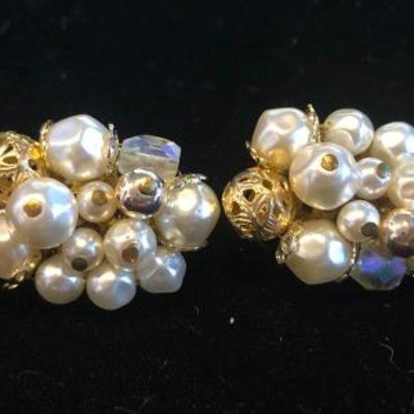 2 PAIR VINTAGE FAUX PEARL AND GOLDTONE CLIPS ON EARRINGS - Picture 5 of 6